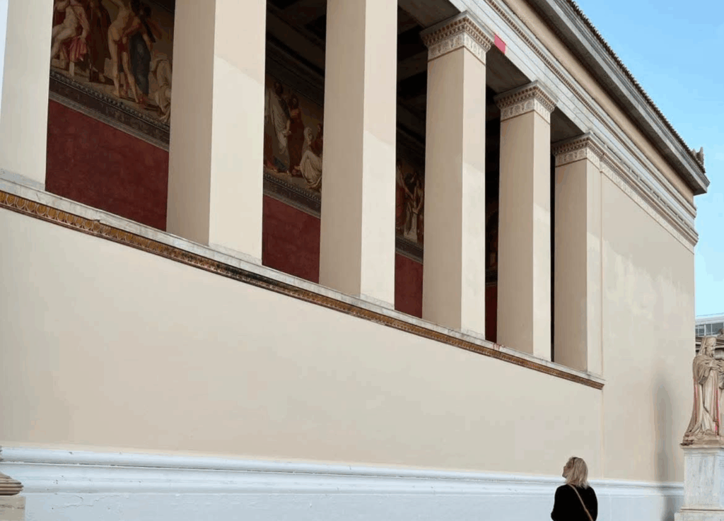 Forfatter ser opp på veggmaleri av Aspasia, universitetet i Athen