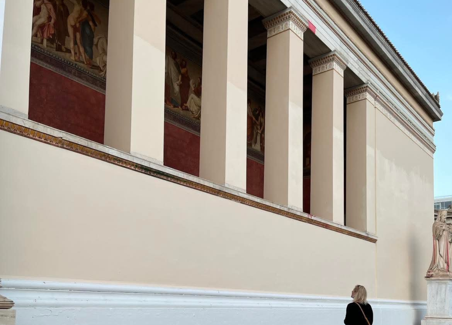 Forfatter ser opp på veggmaleri av Aspasia, universitetet i Athen